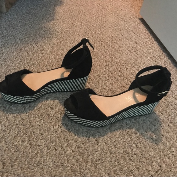 Black wedges with pattern - Picture 2 of 5