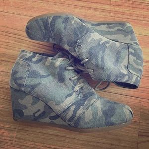 Toms camouflage wedges