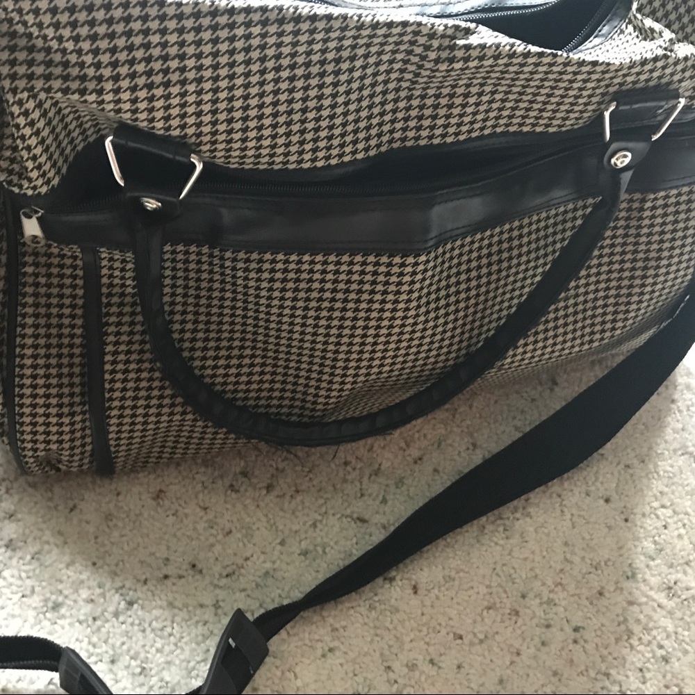 Adjustable straps/hand strap duffel bag