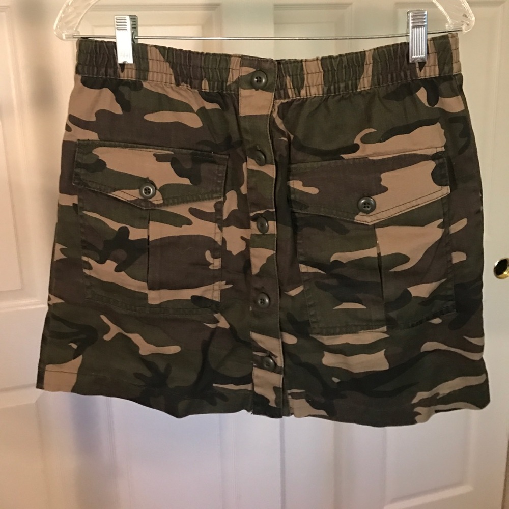 Camo mini skirt with front pockets!
