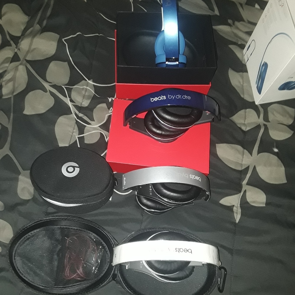 4pair of authanic beats by dre headphones