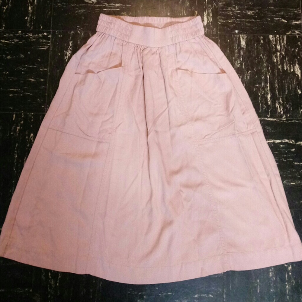 Light pink H&M midi skirt with Pockets