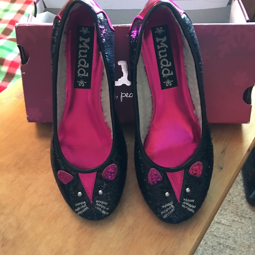 These are cute flats . All the sequence intacted .