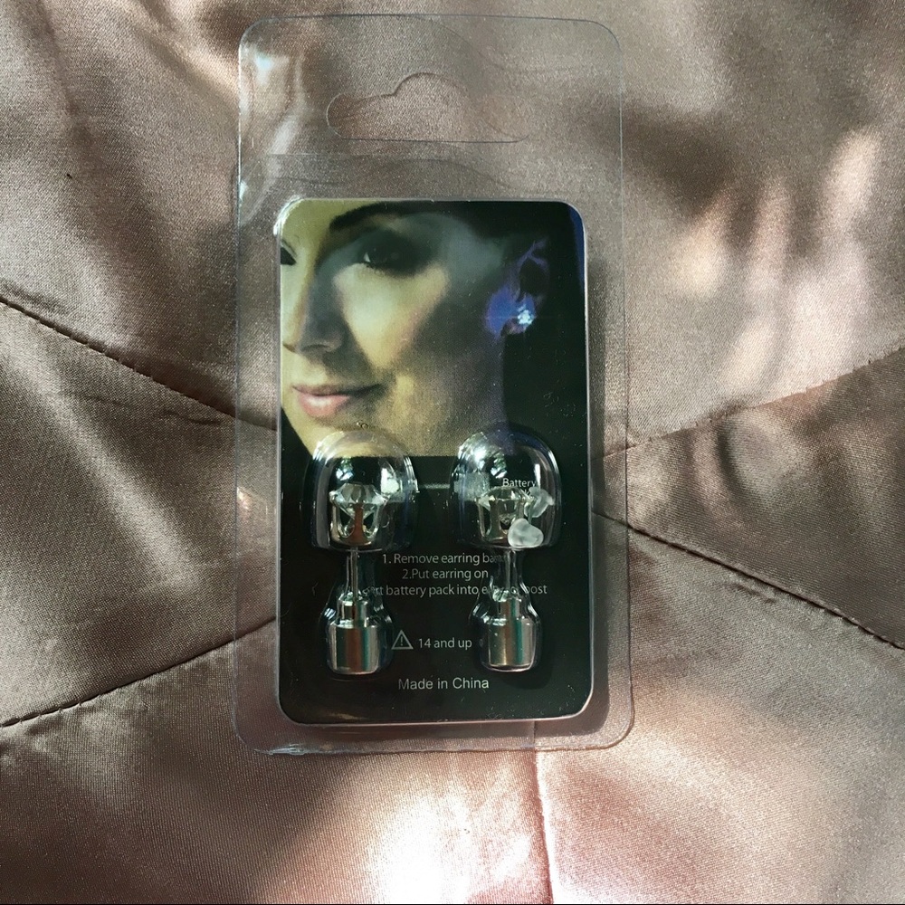 BNWT Colorful Light Up LED Earrings - Picture 2 of 6