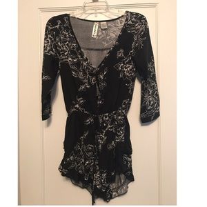 NWOT🌸Floral LongSleeve Romper