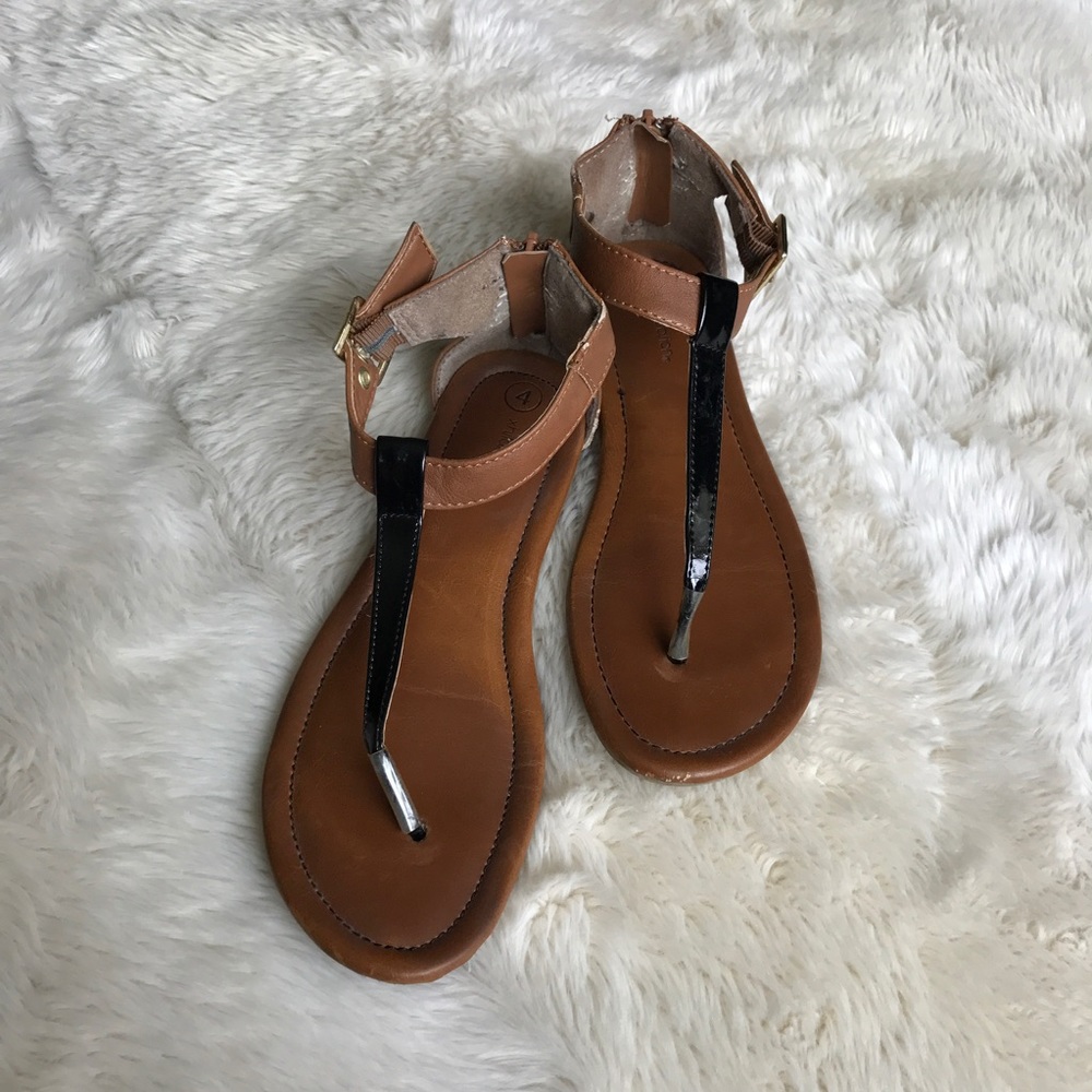 🌱T strap sandals size 4