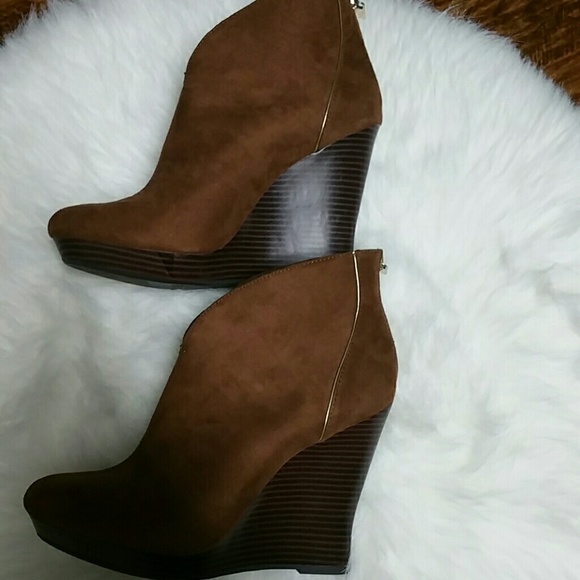 Jennifer Lopez Suede wedged bootie - Picture 2 of 4
