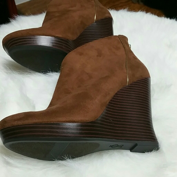 Jennifer Lopez Suede wedged bootie - Picture 3 of 4