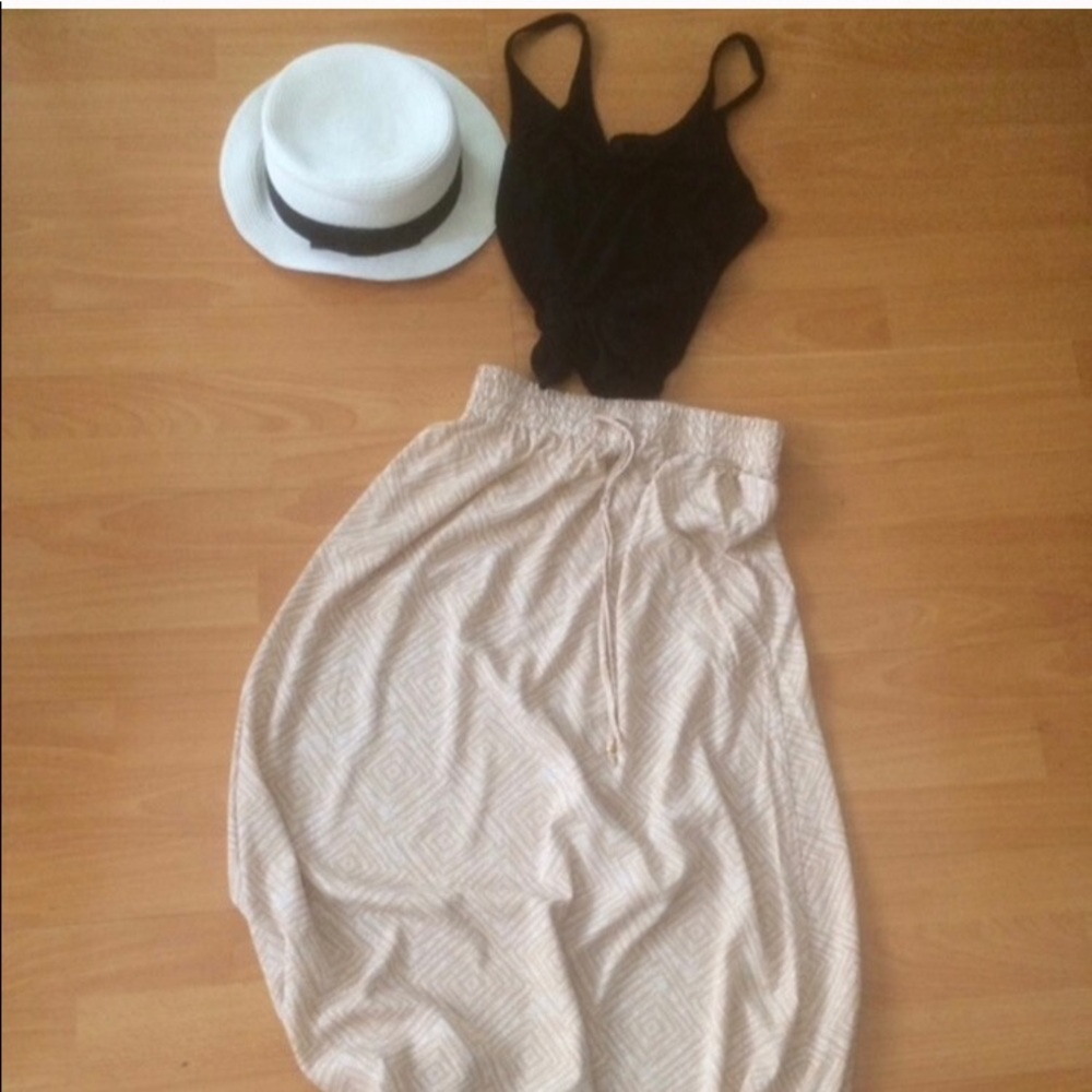 🔥Gorgeous Neutral Guess Skirt🔥