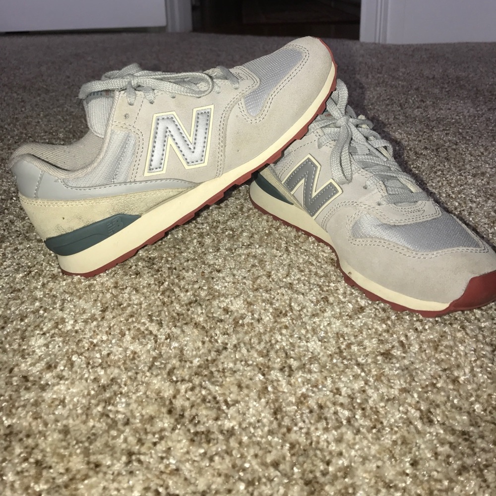 New Balance 696