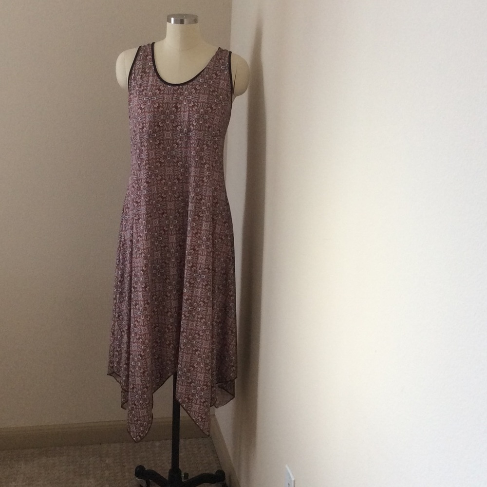 Like New! Large. Stretch fabric.hankerchief hem