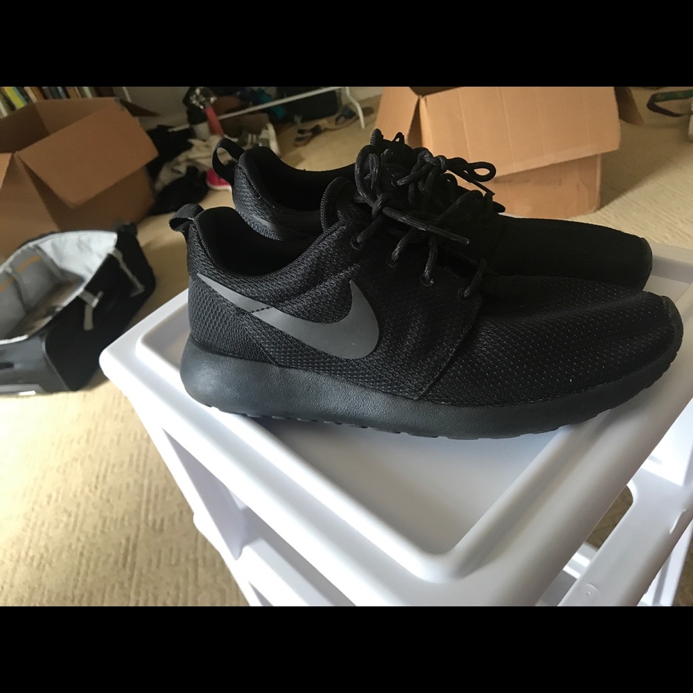 All black nike Roshe