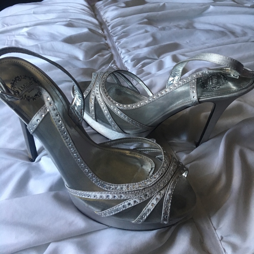 Around 4-41/2 inch silver heels! Good condition!