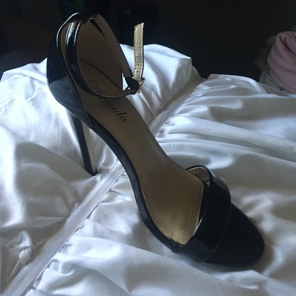 Worn once Black straps 4 1/2 heels