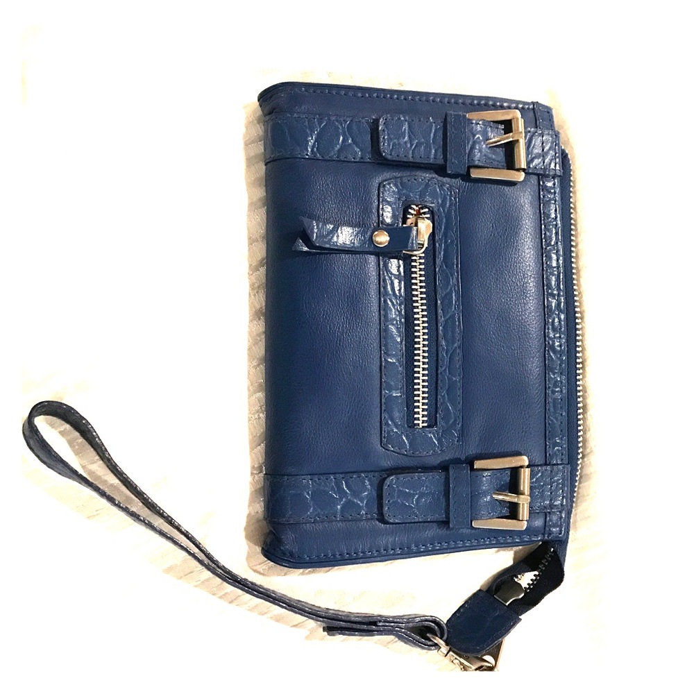 Vintage Wristlet Wallet.  Fits any size phone 📱!