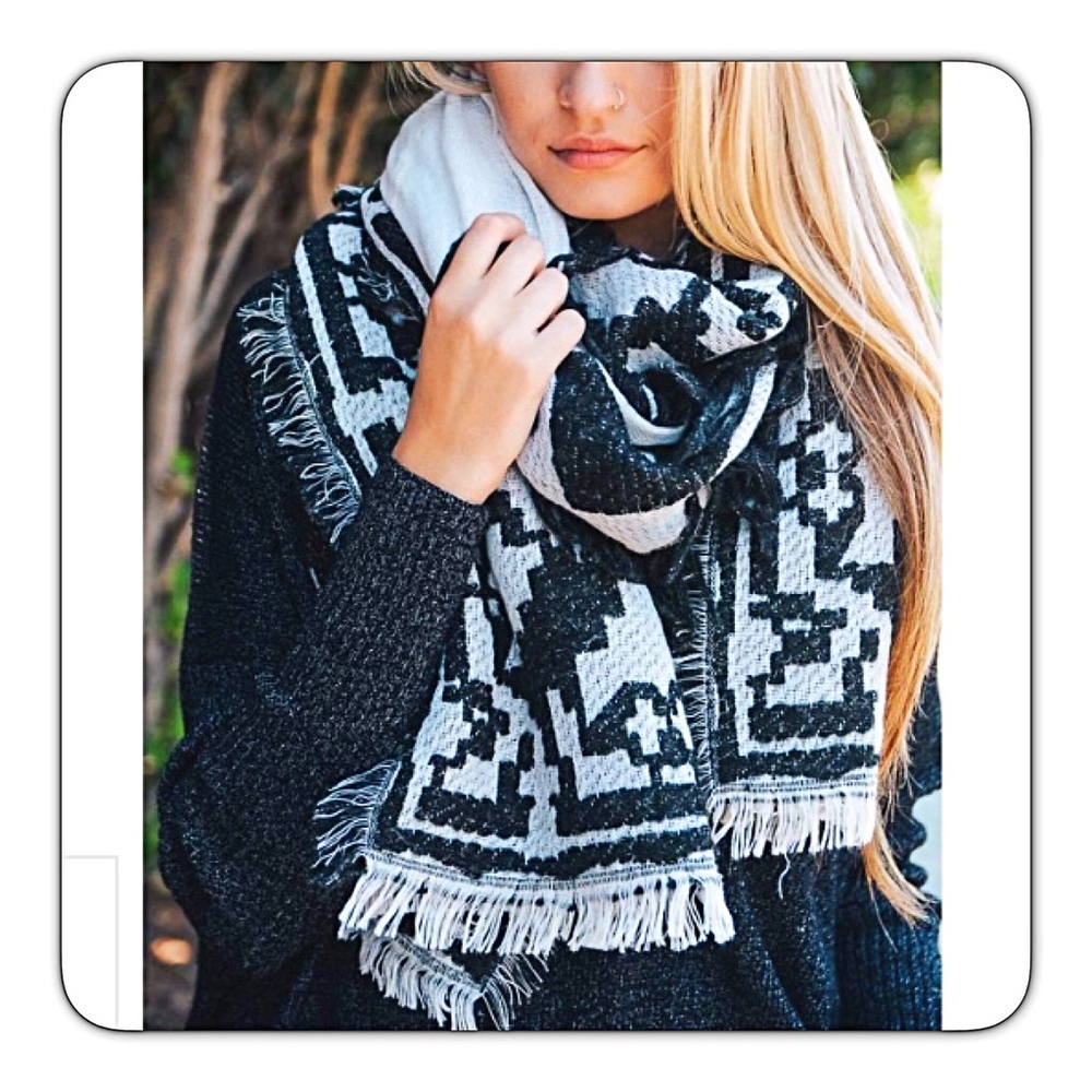 💥HOTSALE💥Boho Hug Fringe Frayed Blanket Sold - Picture 3 of 8