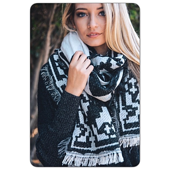 💥HOTSALE💥Boho Hug Fringe Frayed Blanket Sold - Picture 6 of 8