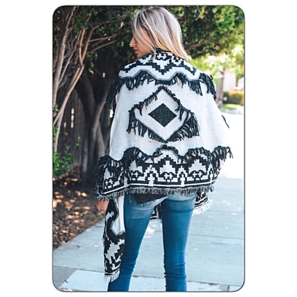 💥HOTSALE💥Boho Hug Fringe Frayed Blanket Sold - Picture 7 of 8