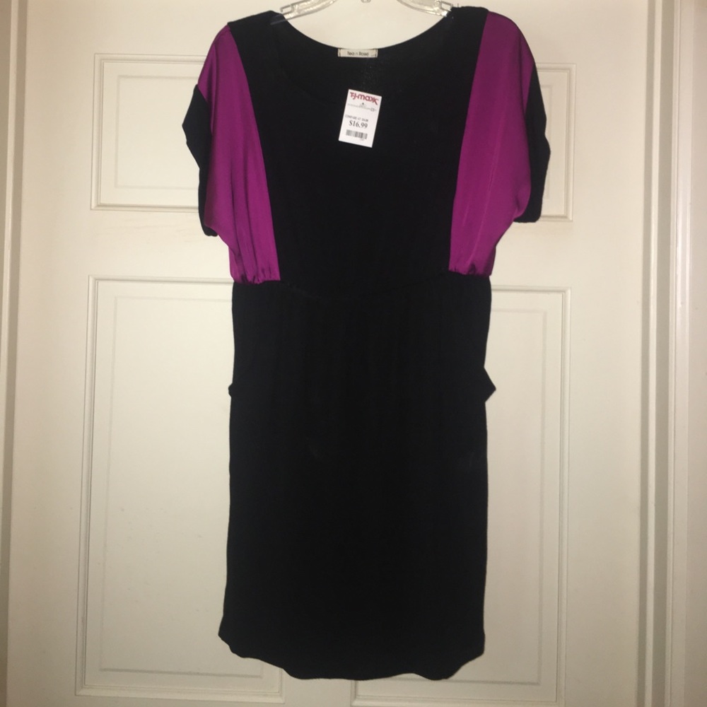 Black dress with pick color block sleeves - Picture 2 of 3
