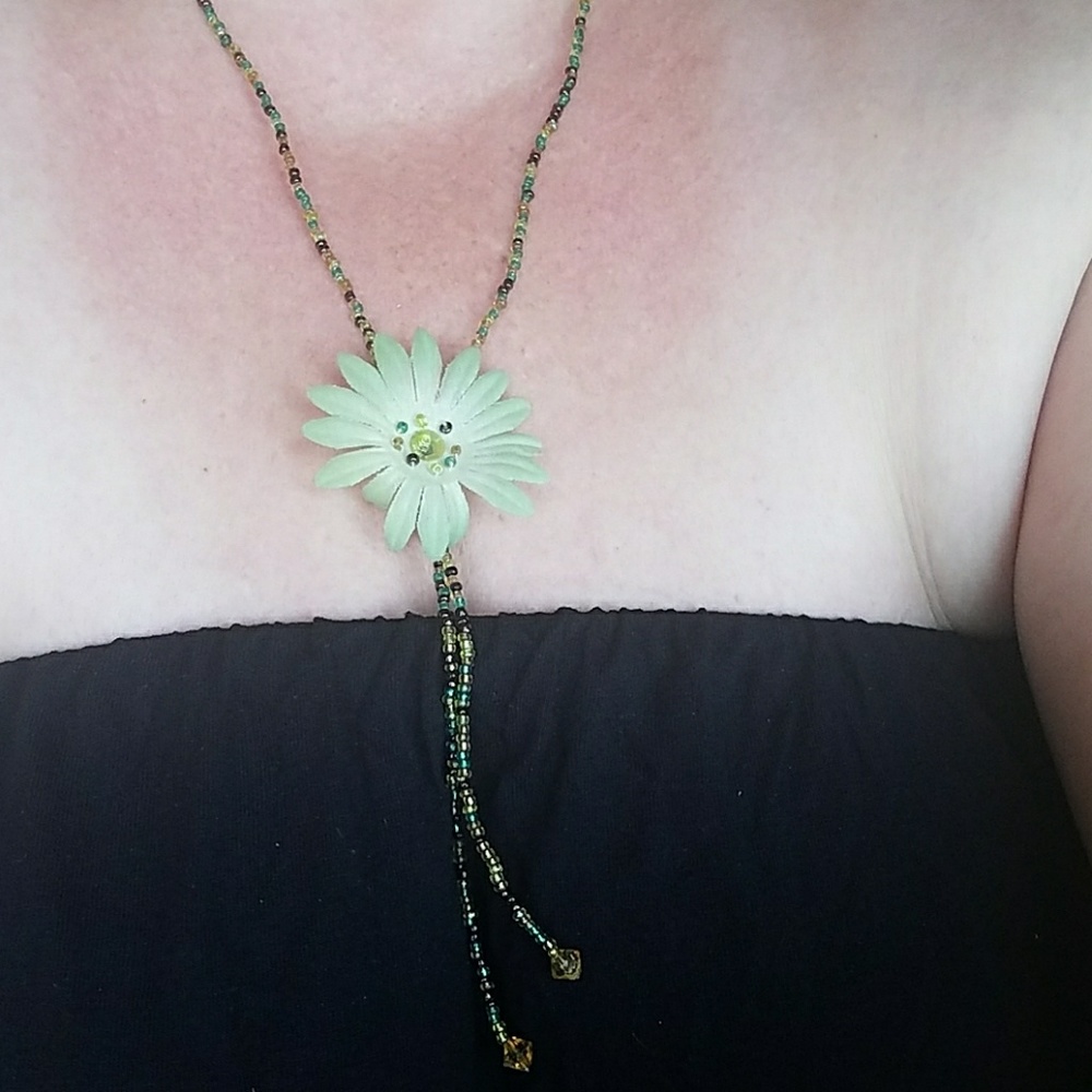 Green flower adjustable beaded necklace