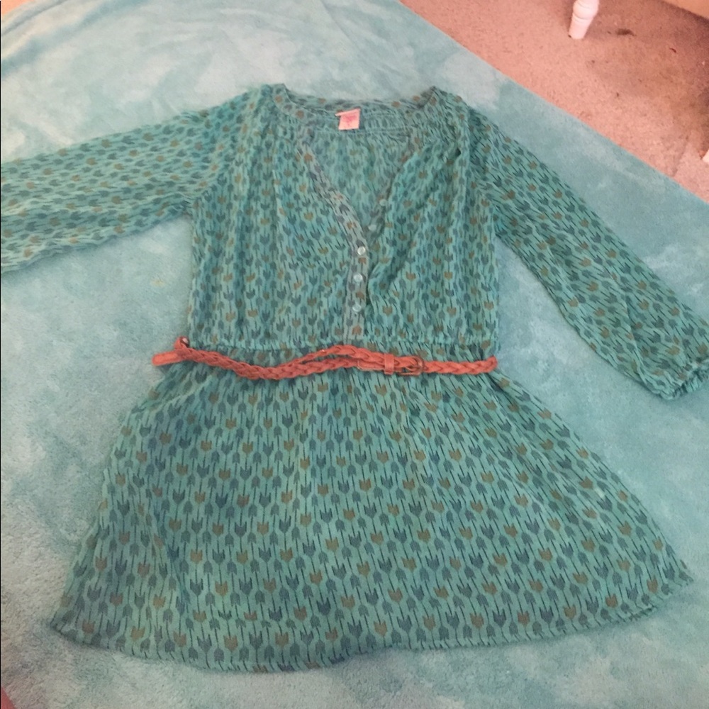 Sheer v neck quarter sleeve top with belt