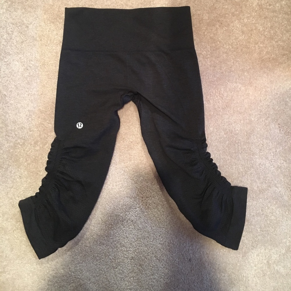 "In the Flow Crop" Lululemon scrunch 3/4 leggings