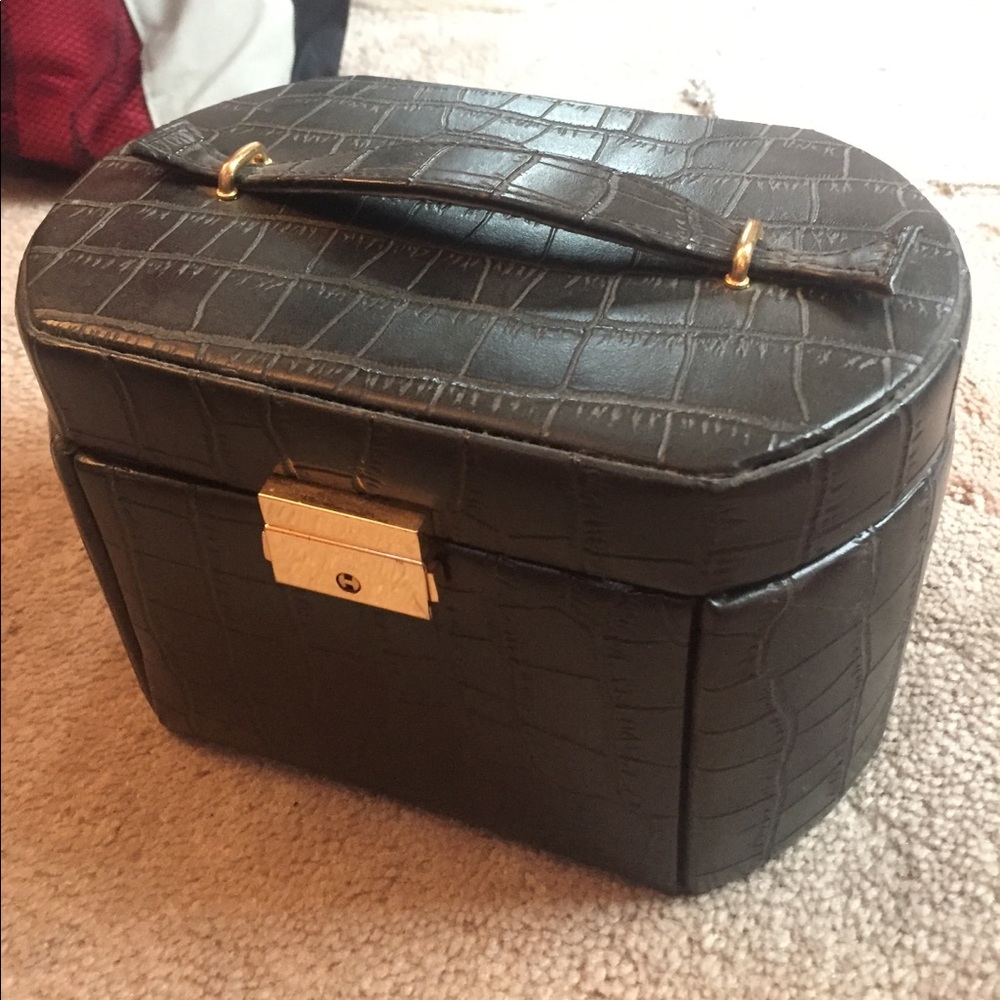 **SOLD Black jewelry carrying case