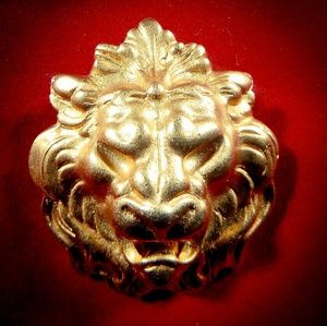 Lion pin