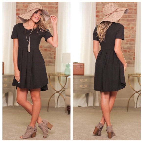 ⭐️ ONLY ONE LEFT ⭐️ 🖤 Black pleated dress - Picture 2 of 2