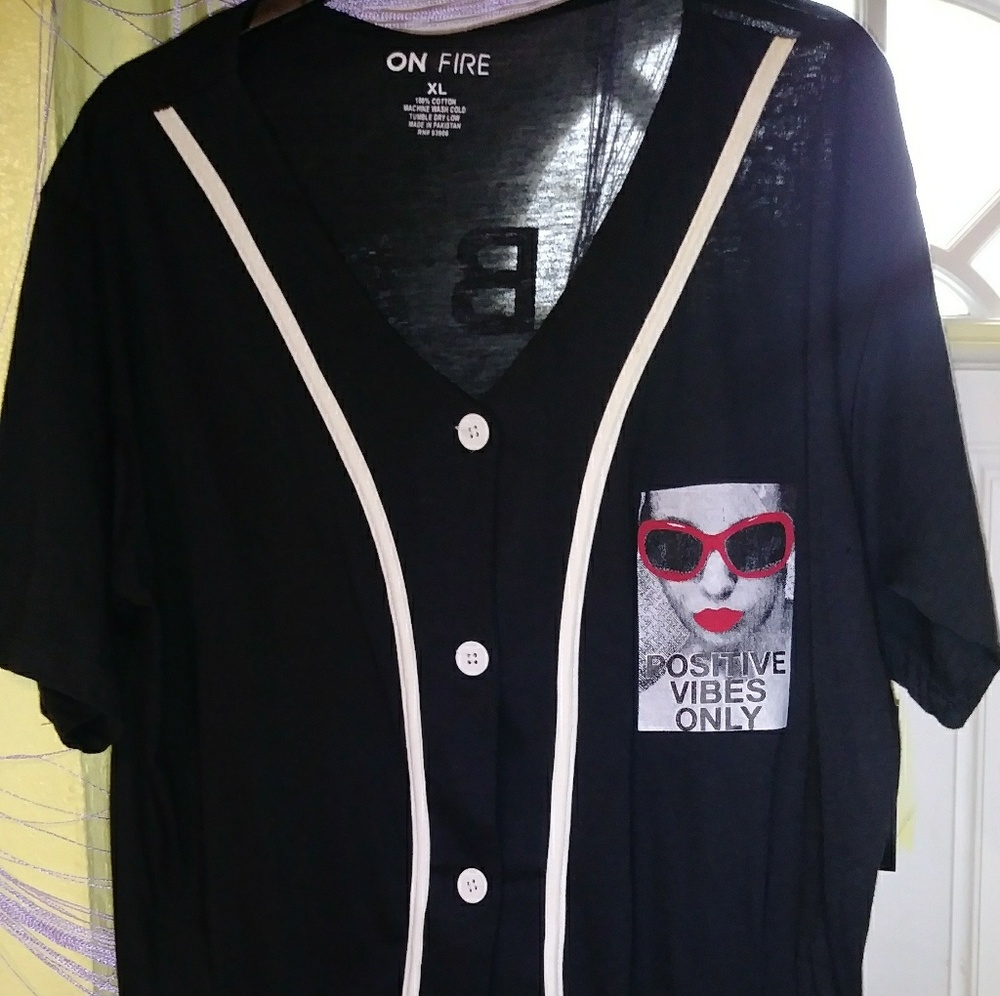 🎆Vibes button down top🎆