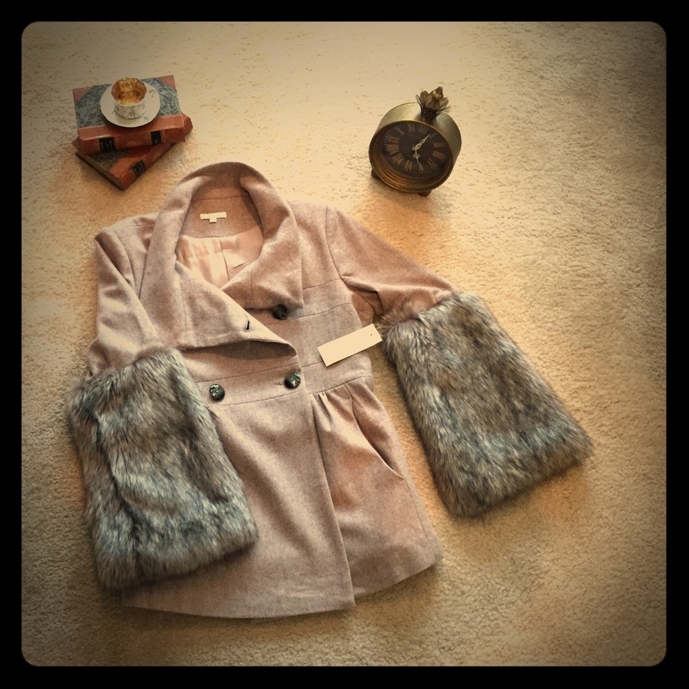 Beautiful coat with fur quarter inch sleeves.