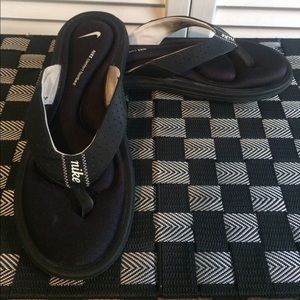 Black Nike Flip Flops 🌸