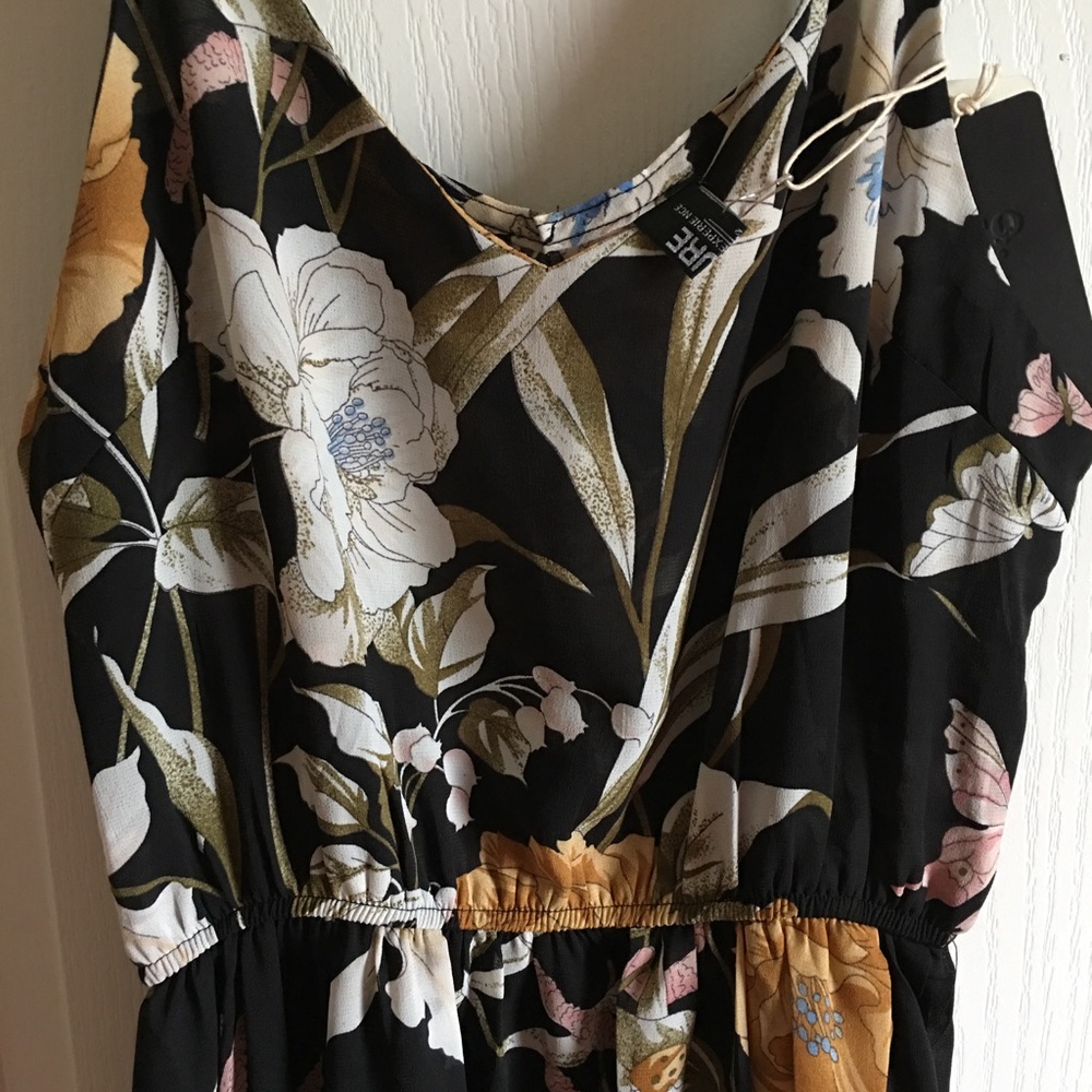 Dresses - Picture 7 of 7