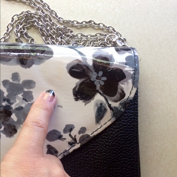 Black and white clutch or shoulder bag. - Picture 3 of 3