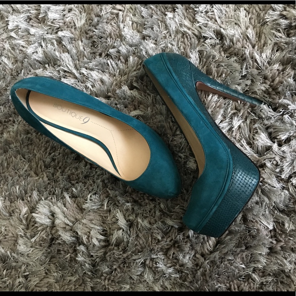 Teal stilettos w/ python- like fabric