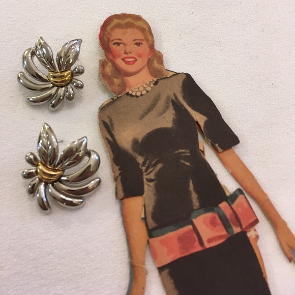 Vintage Silver Tone Floral Earring w/ Gold Accent - Picture 4 of 8