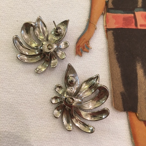 Vintage Silver Tone Floral Earring w/ Gold Accent - Picture 6 of 8