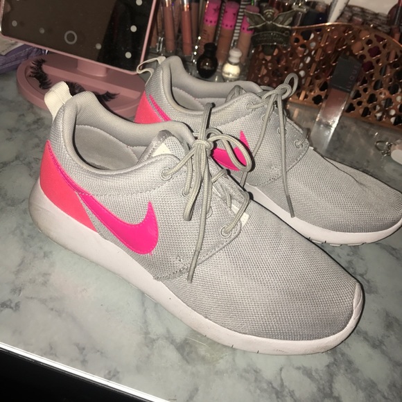 Grey and pink Nike shoes - Picture 1 of 4
