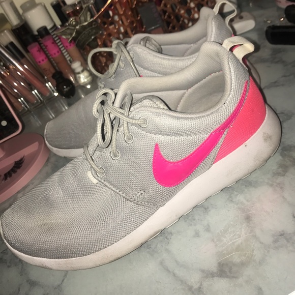 Grey and pink Nike shoes - Picture 3 of 4