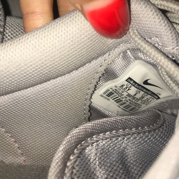 Grey and pink Nike shoes - Picture 4 of 4