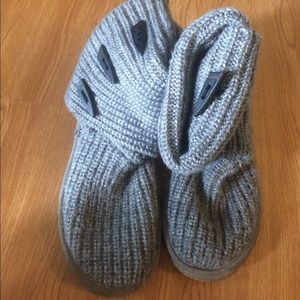 Grey bearpaw knit boots