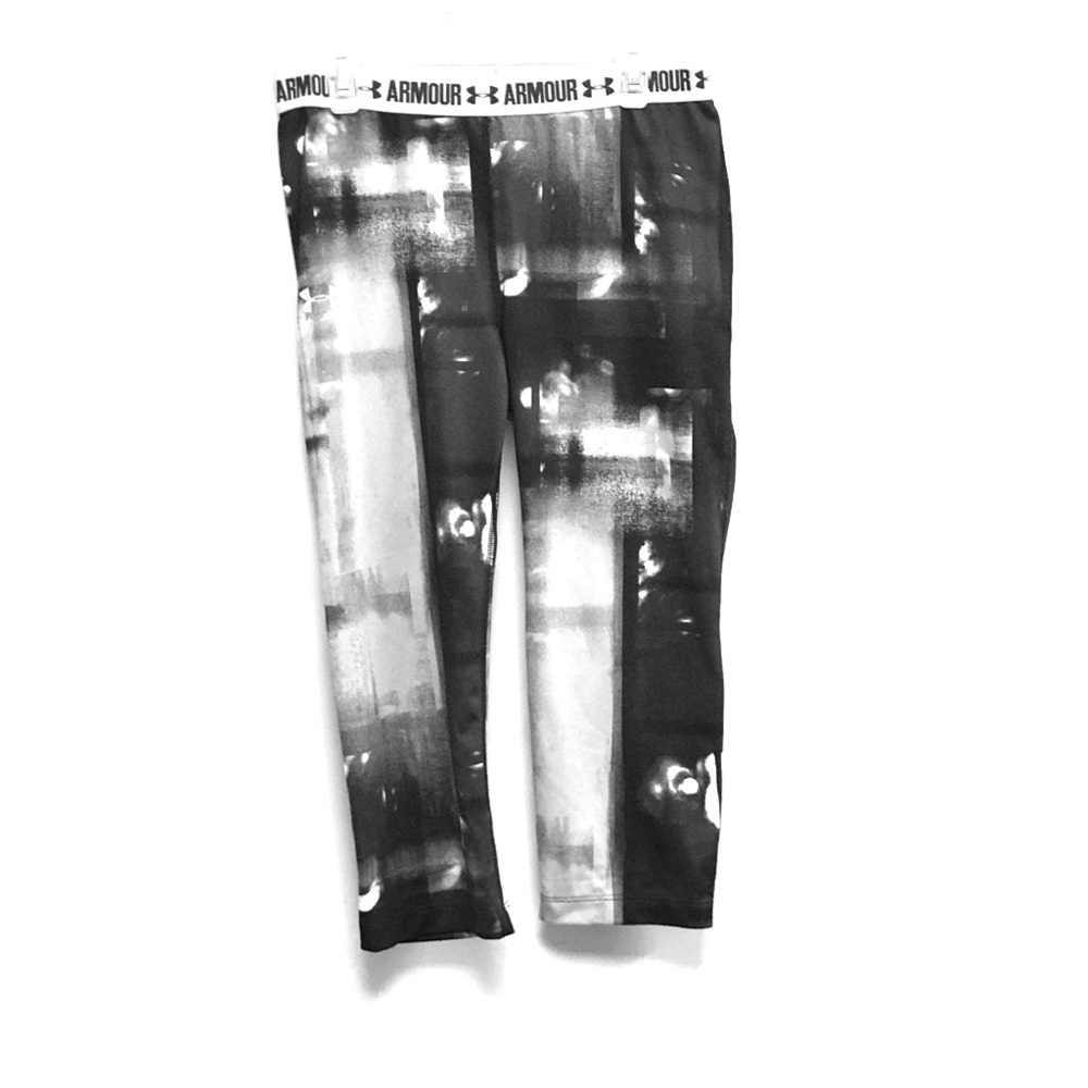 Black and grey underarmour capris