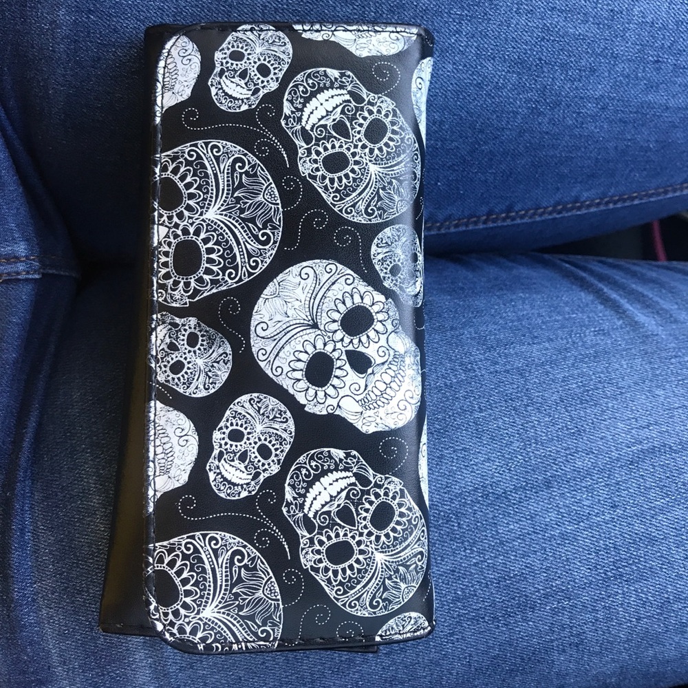 Hot topic wallet