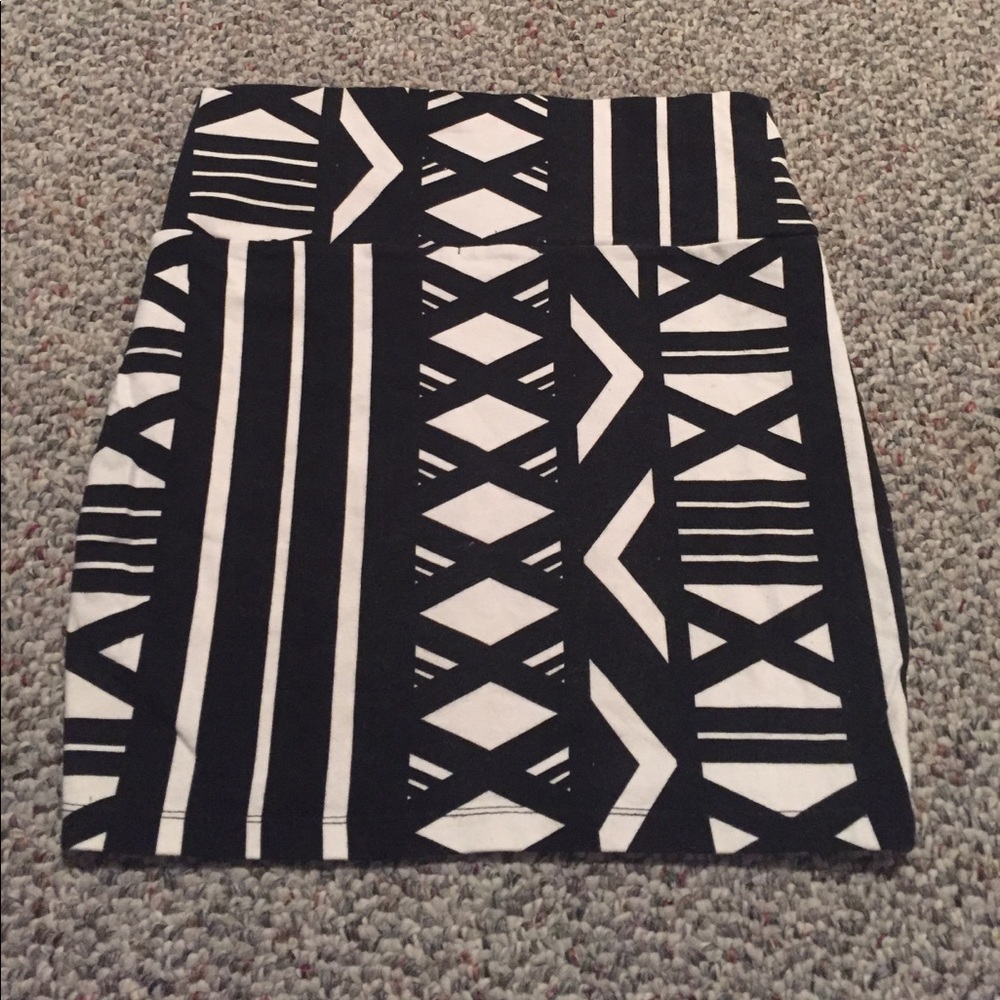 Black and white patterned pencil skirt