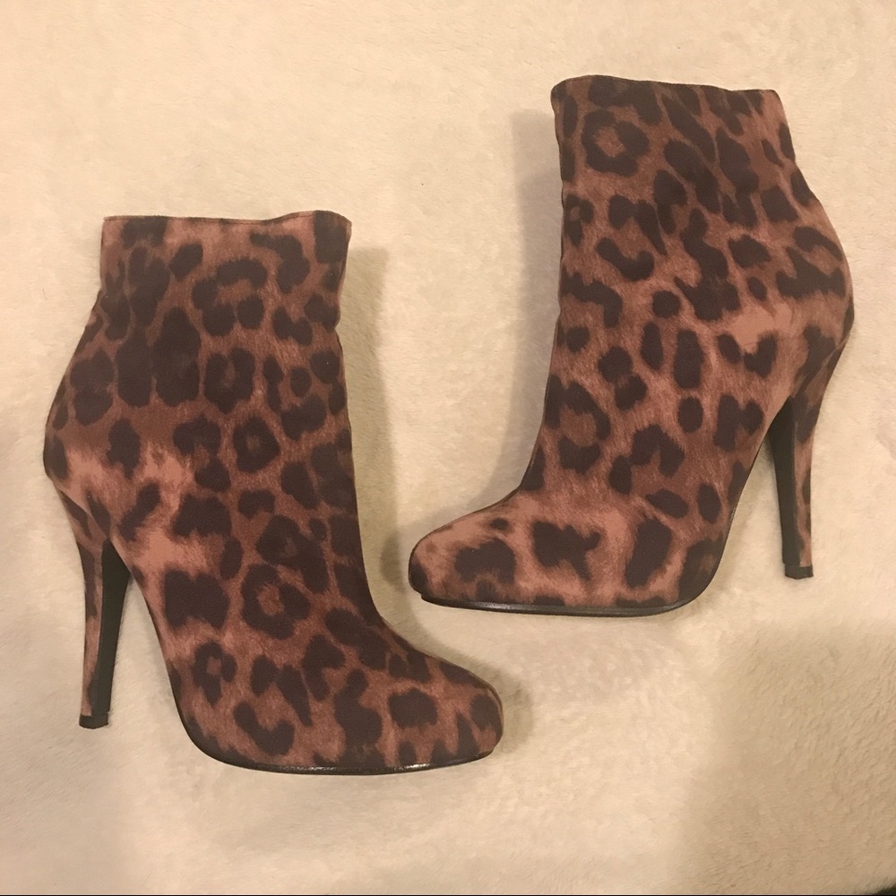 EUC animal print booties 🐆😻