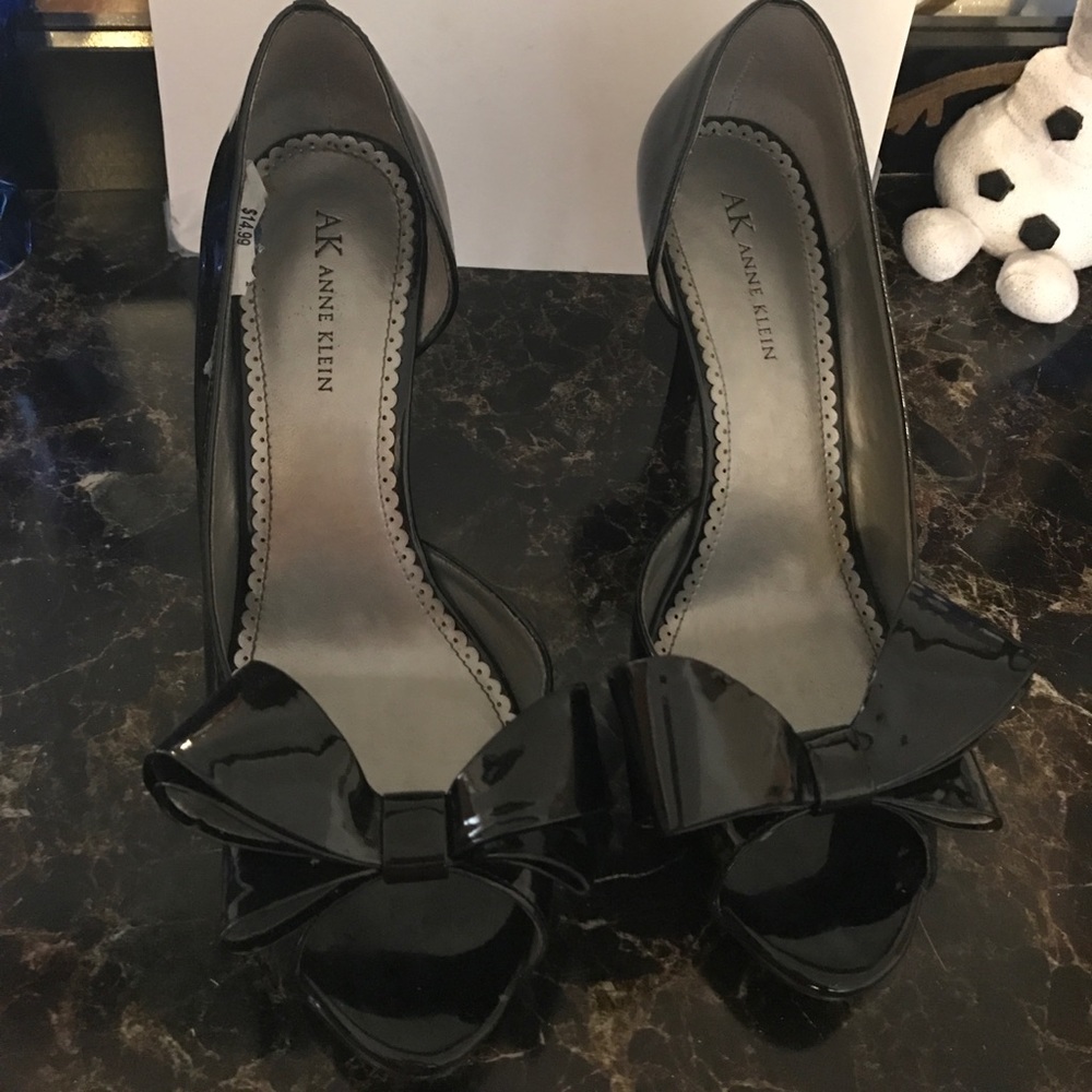 Classy bow heels
