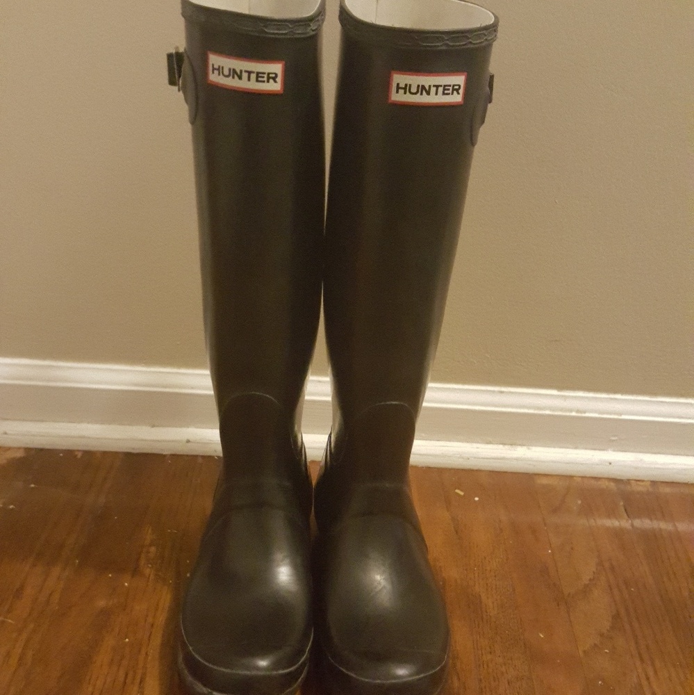 Size 7 black hunter boots