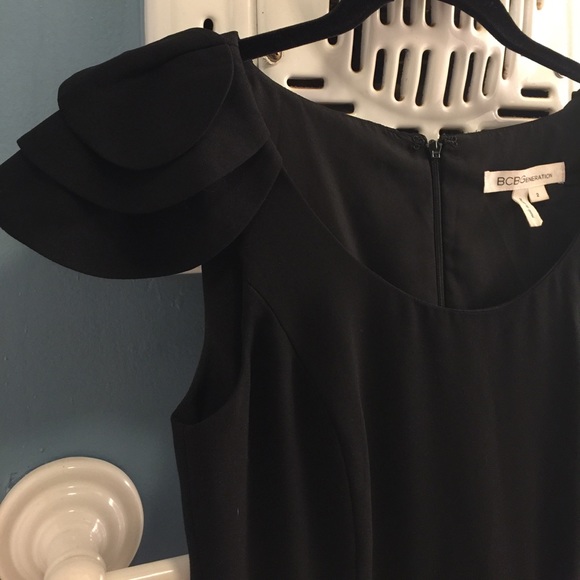 NWOT 🔥 BCBGeneration Zippered Ruffle Sleeve Dress - Picture 3 of 8
