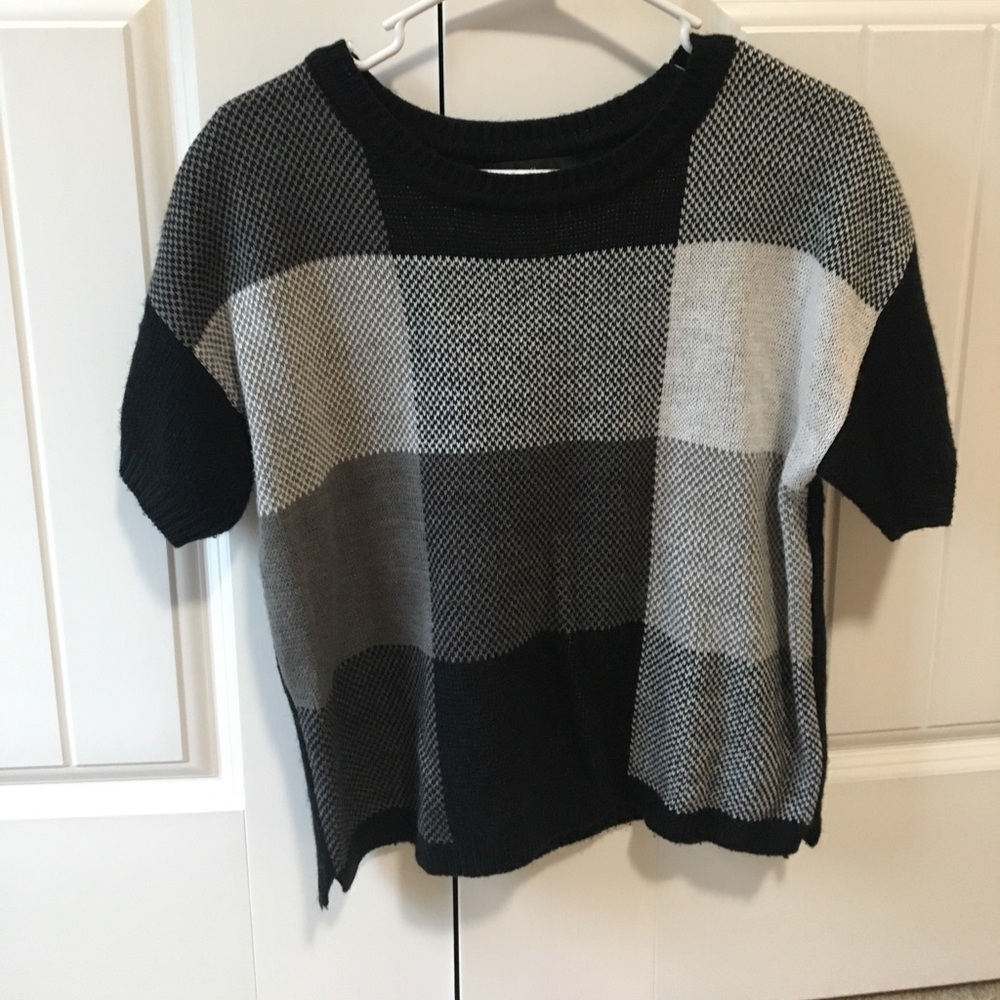 Short sleeve sweater