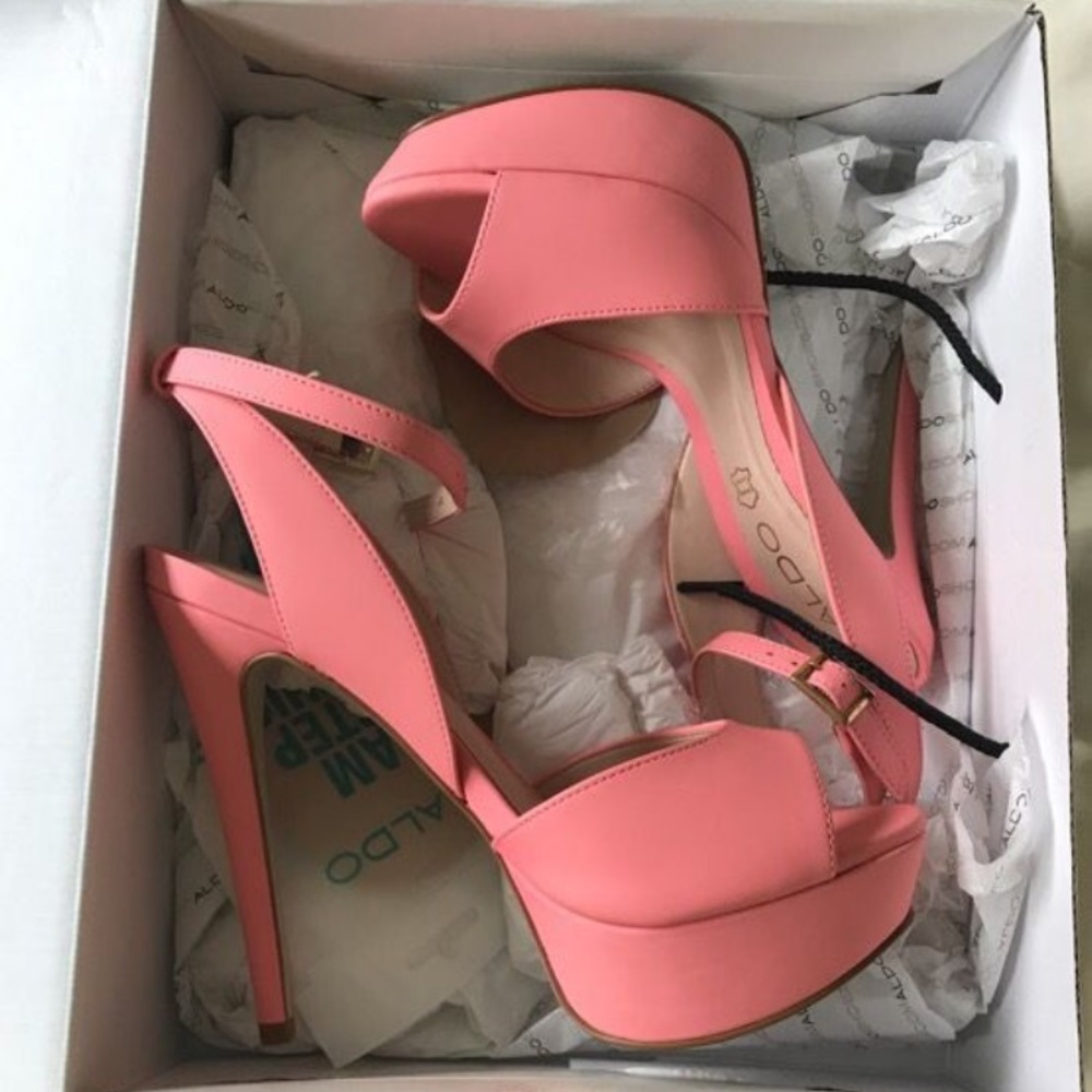 CLOSET CLEAR OUT! Pink ALDO heels. Never worn!✨👠